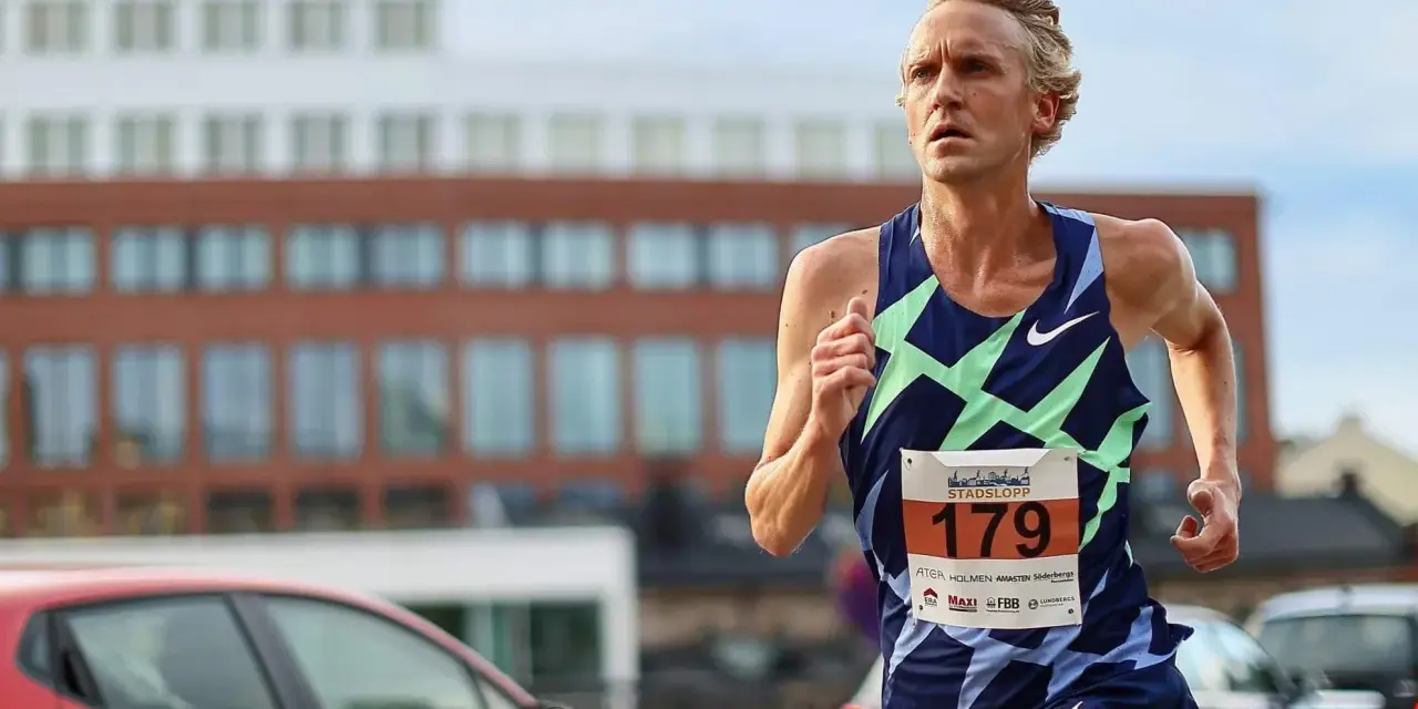 David Nilsson tävlar i Stadsloppet, nummer 179, med fokus på att nå mållinjen.