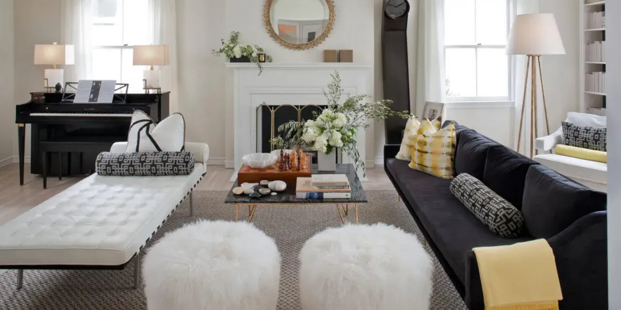 Un salon élégant où l'on peut associer 2 canapés différents : un blanc capitonné et un noir velours, complétés par des poufs blancs moelleux.