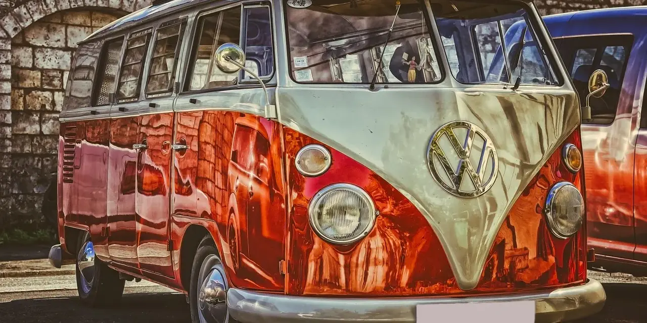 Klasyczny VW Transporter, idealny do logistyki i zaplanowania noclegów i transportu dla gości przyjezdnych.