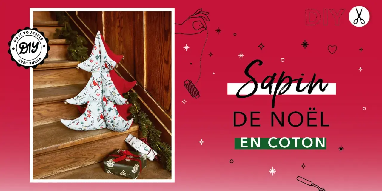 Un sapin de Noël en tissu, orné d'oiseaux et de baies, est présenté sur des marches en bois. Un patron DIY est suggéré.