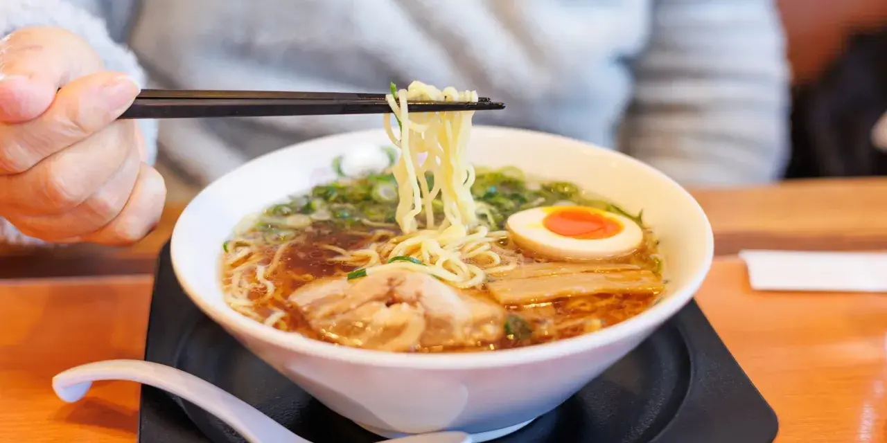 Jak ugotować ramen w domu? Autentyczny przepis i porady mistrza