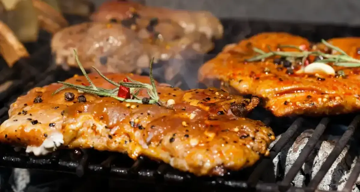 Soczyste mięso z przyprawami i rozmarynem piecze się na ruszcie. Idealne grillowanie w letni dzień.