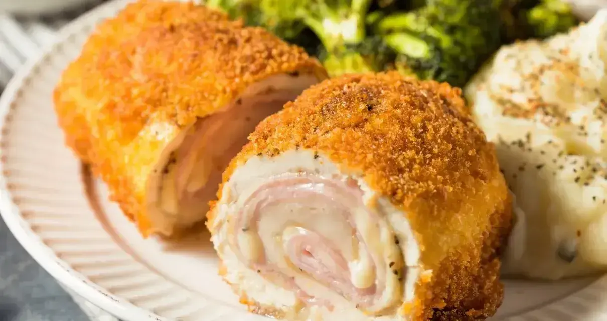 Kotlet de volaille kontra kotlet cordon bleu: złociste, panierowane rolady z kurczaka z serem i szynką, podane z puree i brokułami.