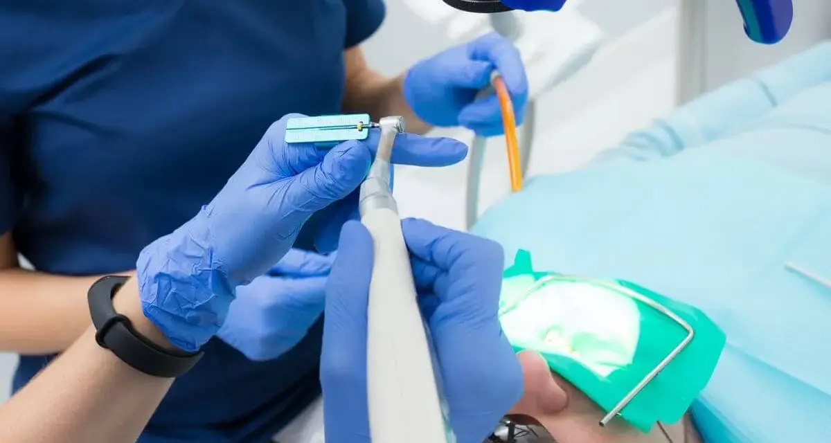 Ile kosztuje dentysta w Niemczech? Zaskakujące ceny i ubezpieczenie