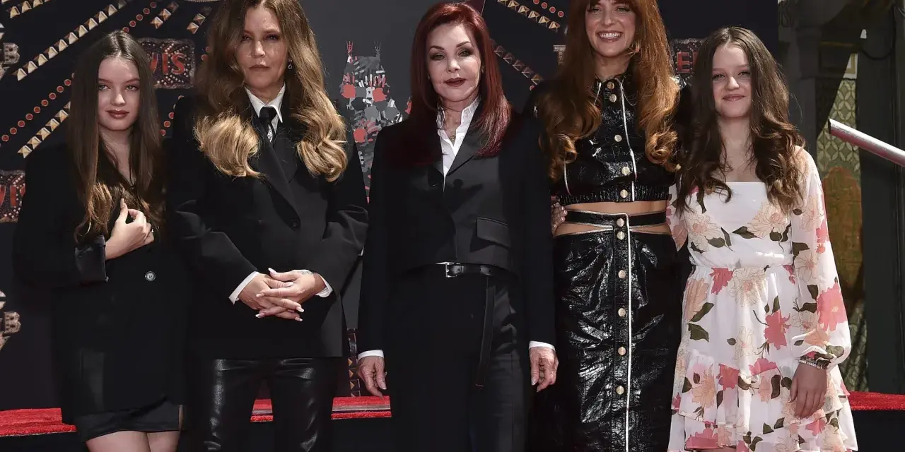 Lisa Marie Presley con i suoi figli e Priscilla Presley, un momento di famiglia sul red carpet.