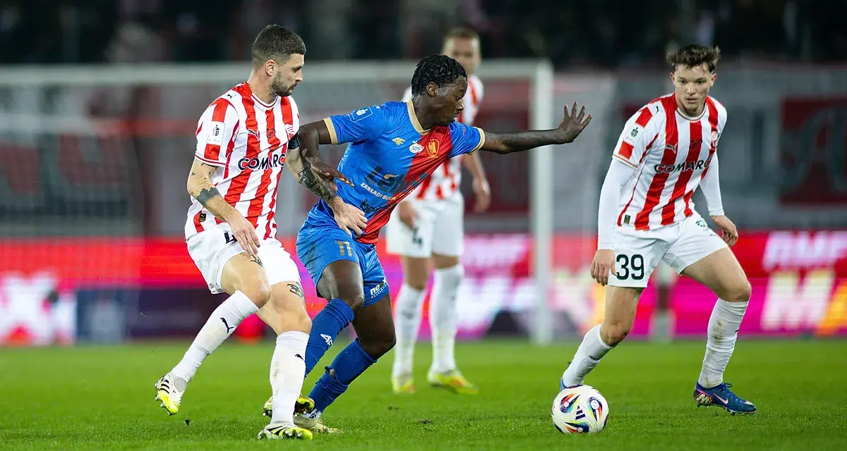 Piłkarze Cracovii walczą o piłkę z zawodnikiem Piasta Gliwice. Intensywny przebieg: Cracovia – Piast Gliwice.
