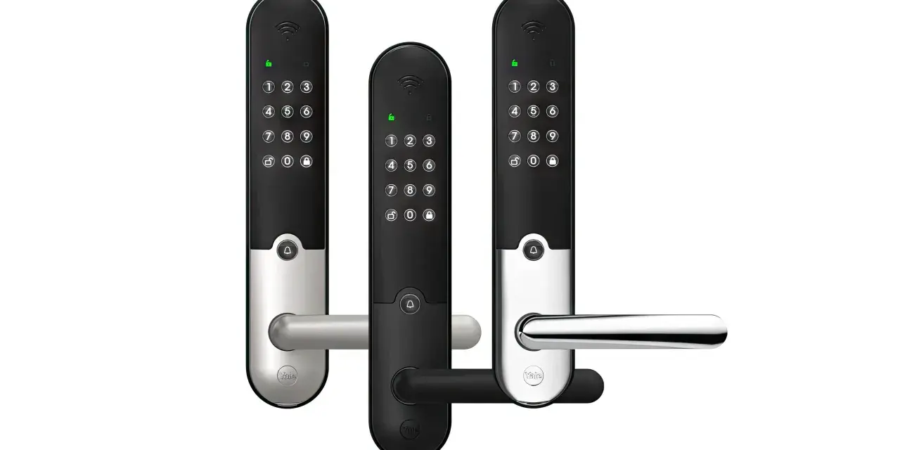 Tre digitala dörrlås från Yale, med tangentbord och handtag. Perfekt för dig som vill byta masterkod på din Yale Doorman för ökad säkerhet.