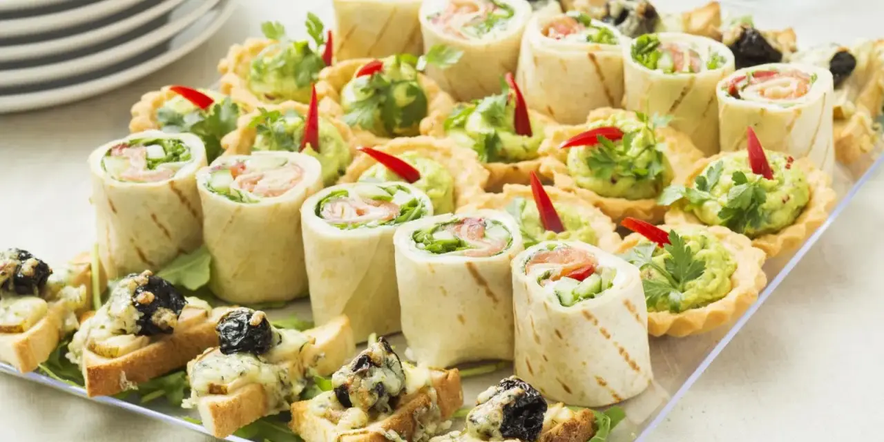 Pyszne menu na urodziny w domu: rolki z łososiem, tartaletki z guacamole i grzanki z serem.