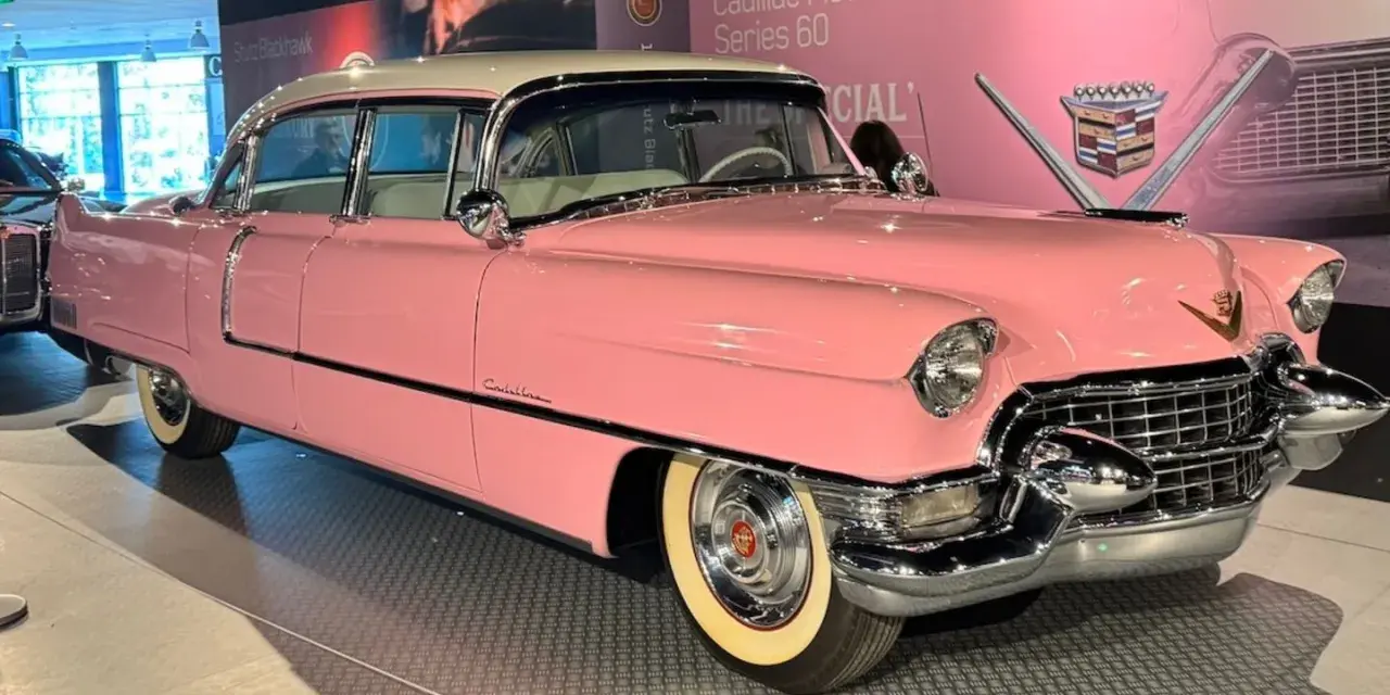 Ein rosafarbener Cadillac Fleetwood, wie ihn Elvis Presley liebte. Dieses ikonische Elvis Presley Auto glänzt mit Chrom und Weiß.