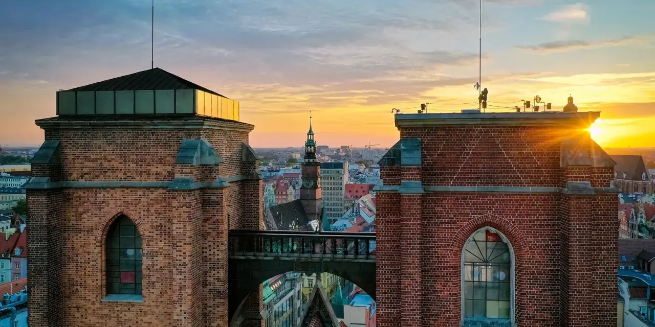 Mostek pokutnic, łączący wieże katedry, gdzie według legendy pokutują dusze grzeszników. Zachód słońca nad miastem.