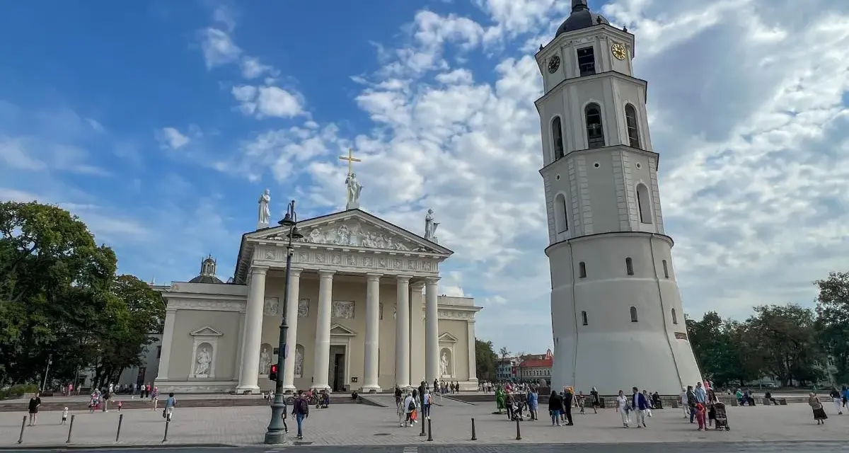 Katedra Wileńska i dzwonnica – jedne z głównych wilno atrakcje. Tłumy spacerują po placu.