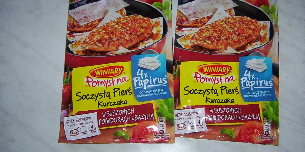 Dwie paczki Winiary "Pomysł na... Soczysta Pierś Kurczaka w suszonych pomidorach z bazylią" z 4x Papirus do smażenia bez tłuszczu.
