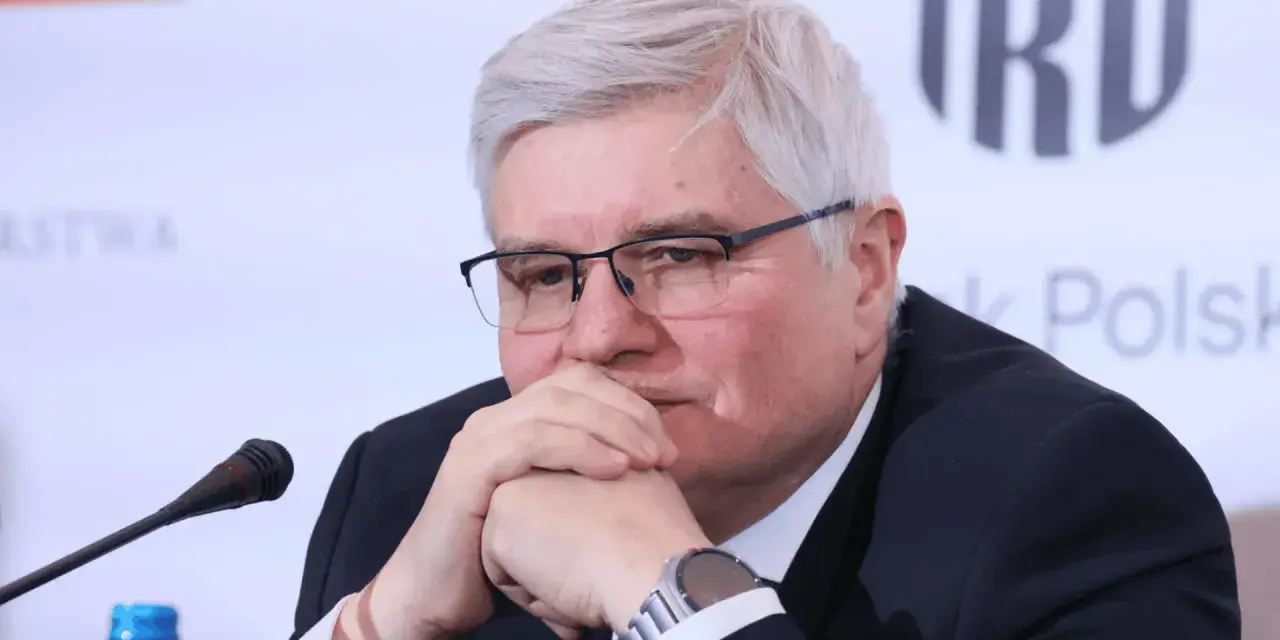 Tadeusz Kalinowski, zamyślony, z dłońmi przy ustach, jakby rozmawiał o przyszłości swoich dzieci.