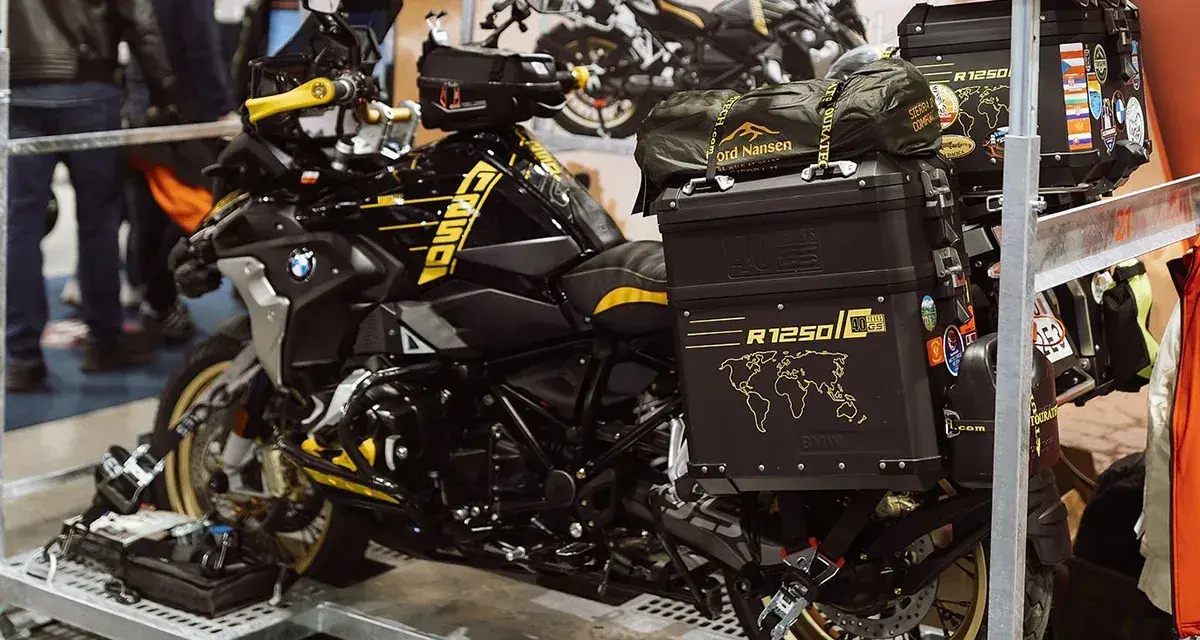 Motocykl BMW R1250 GS gotowy na trasę Polska-Bułgaria, Złote Piaski. Przygotowany do dalekiej podróży.