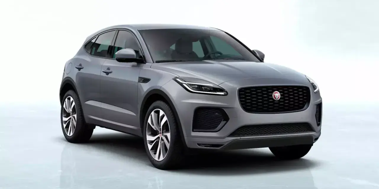 Szary SUV Jaguar E-Pace na białym tle.