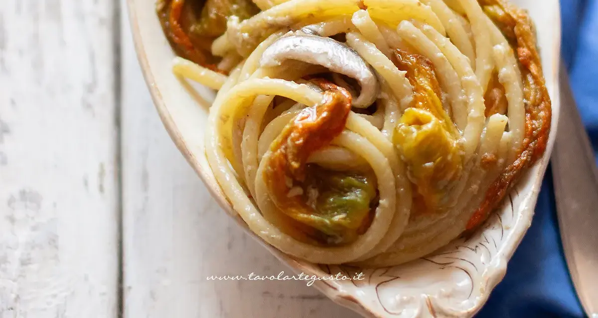 Un piatto di pasta con fiori di zucca, un classico estivo. I fiori di zucca, dolci e delicati, si sposano perfettamente con la pasta.