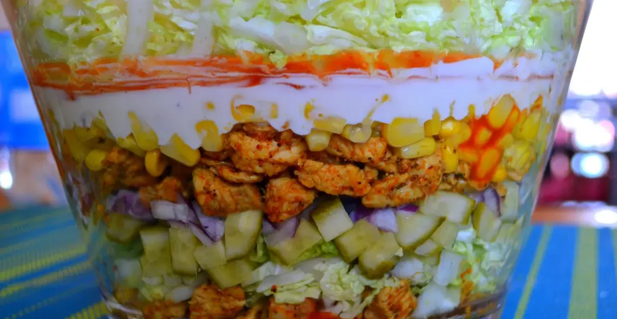Sałatka gyros: Idealne warstwy krok po kroku. Uniknij błędów!