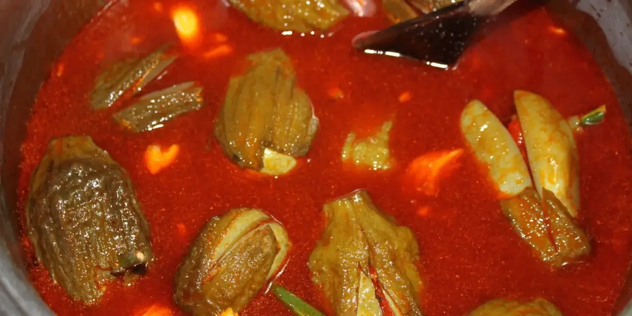 Berenjenas de Almagro en salsa roja, listas para servir. Una receta tradicional llena de sabor.
