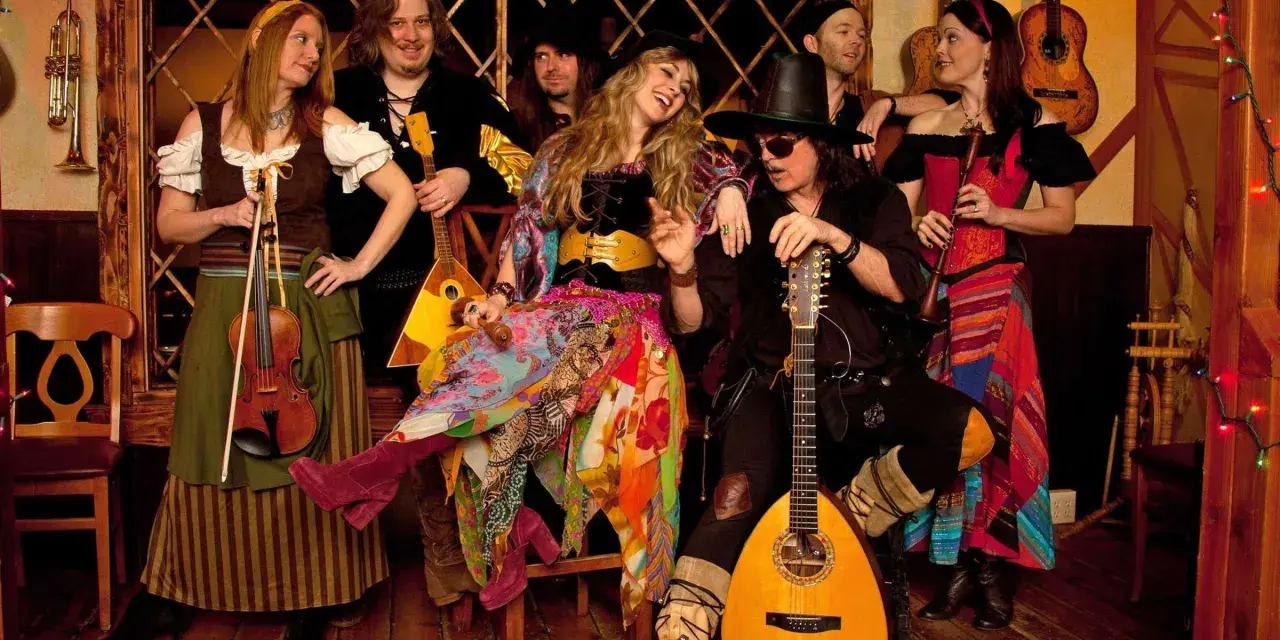 Ritchie Blackmore heute mit seiner Band Blackmore's Night in mittelalterlicher Kleidung, umgeben von Instrumenten.