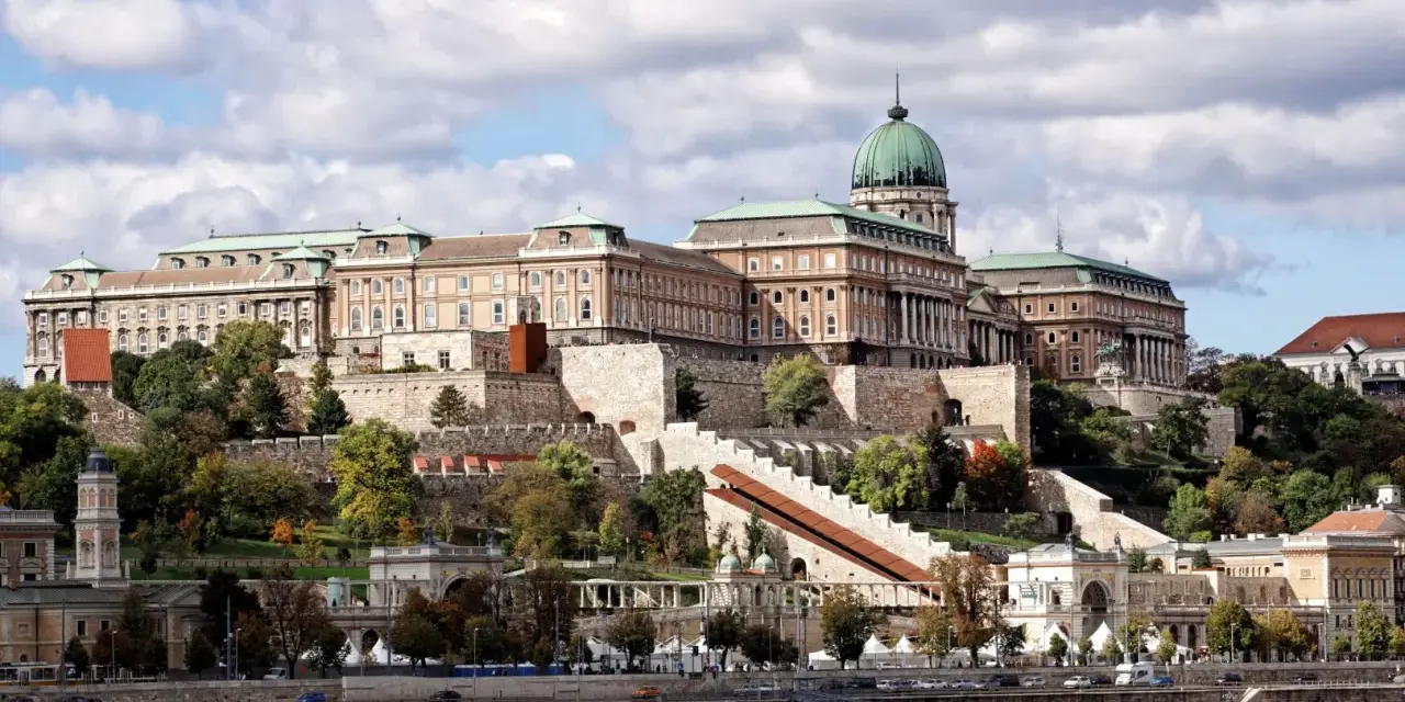 Budynek Zamku Królewskiego w Budapeszcie, symbol tego, z czego słyną Węgry, góruje nad Dunajem.