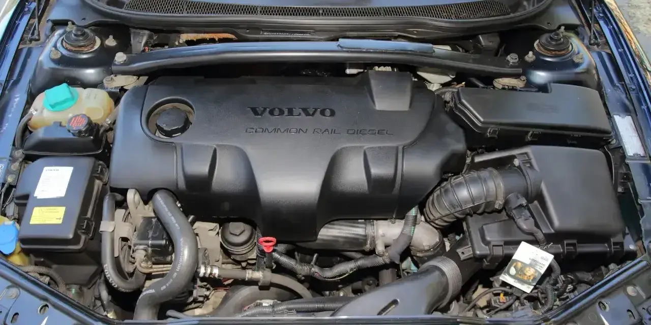 Silnik Volvo 2.4 D5 z systemem Common Rail Diesel. Widoczne elementy układu dolotowego i chłodzenia.