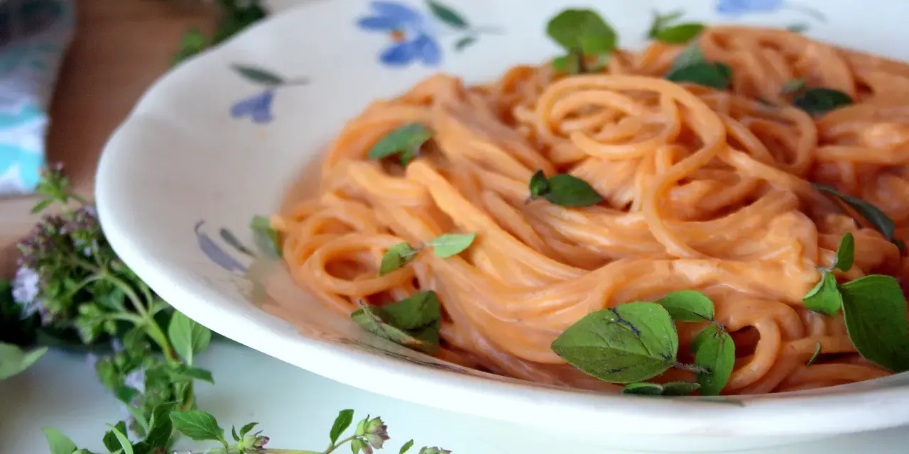 Zagęść sos pomidorowy bez mąki: sekrety idealnego spaghetti!