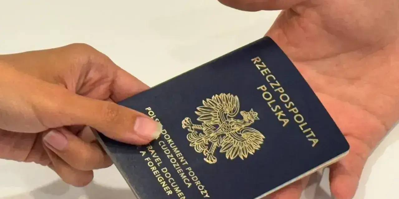 Paszport polski przekazywany z ręki do ręki. Czy do Bułgarii potrzebny jest paszport? Tak, do podróży poza strefę Schengen.