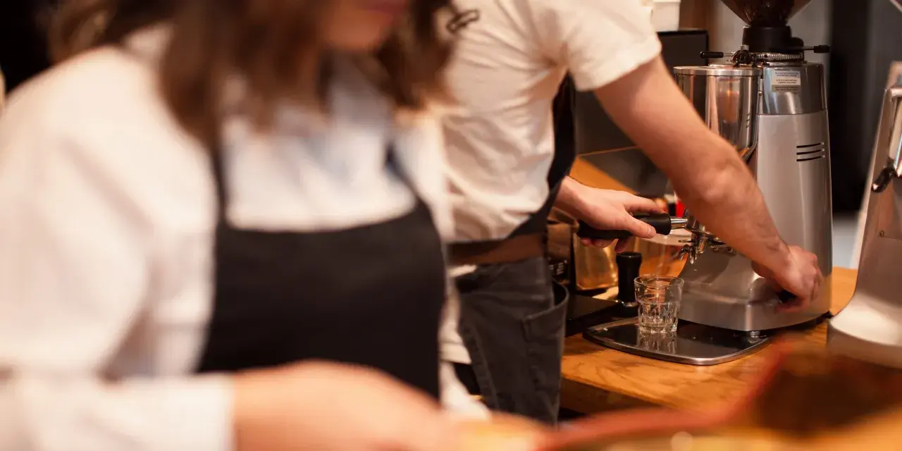 Barista preparando café, parte del proceso de seleccion personal hosteleria.