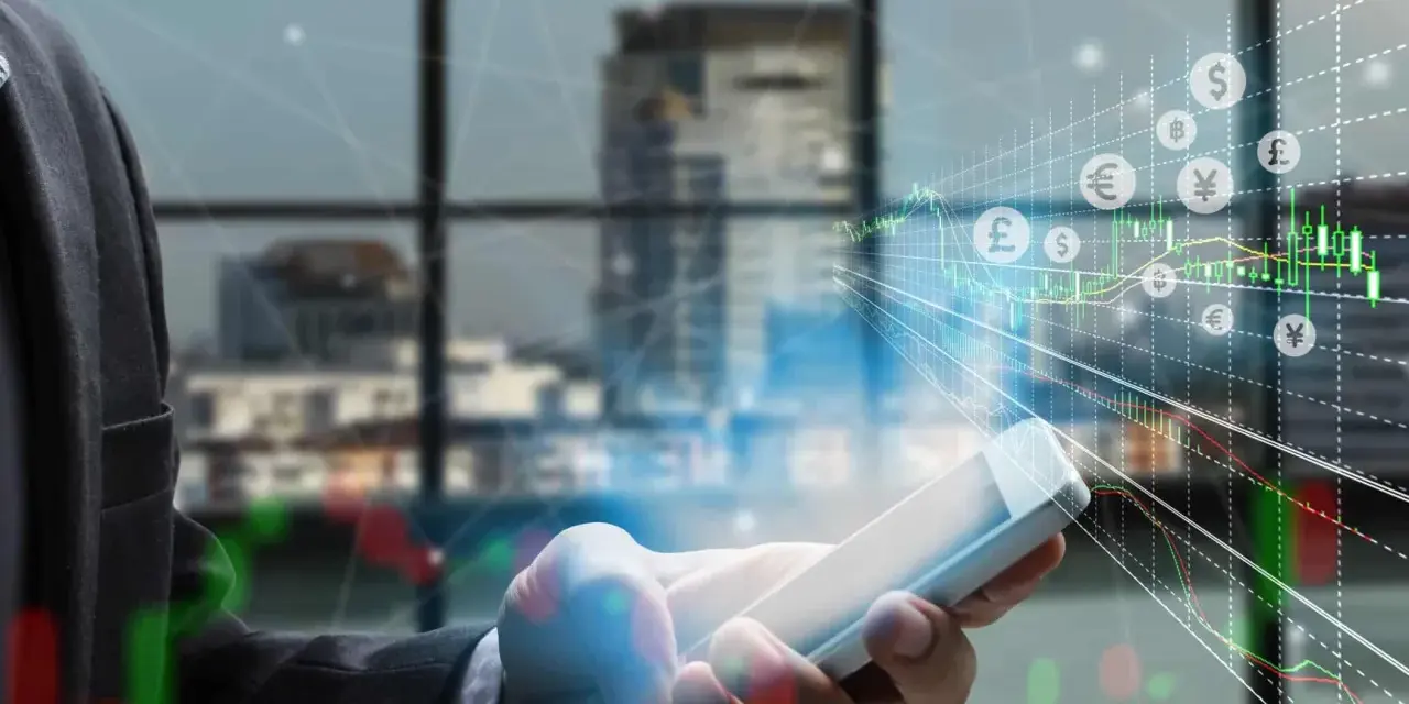 Un uomo in giacca e cravatta usa uno smartphone con grafici finanziari e simboli di valuta sovrapposti. Il suo stipendio da broker finanziario è in crescita.