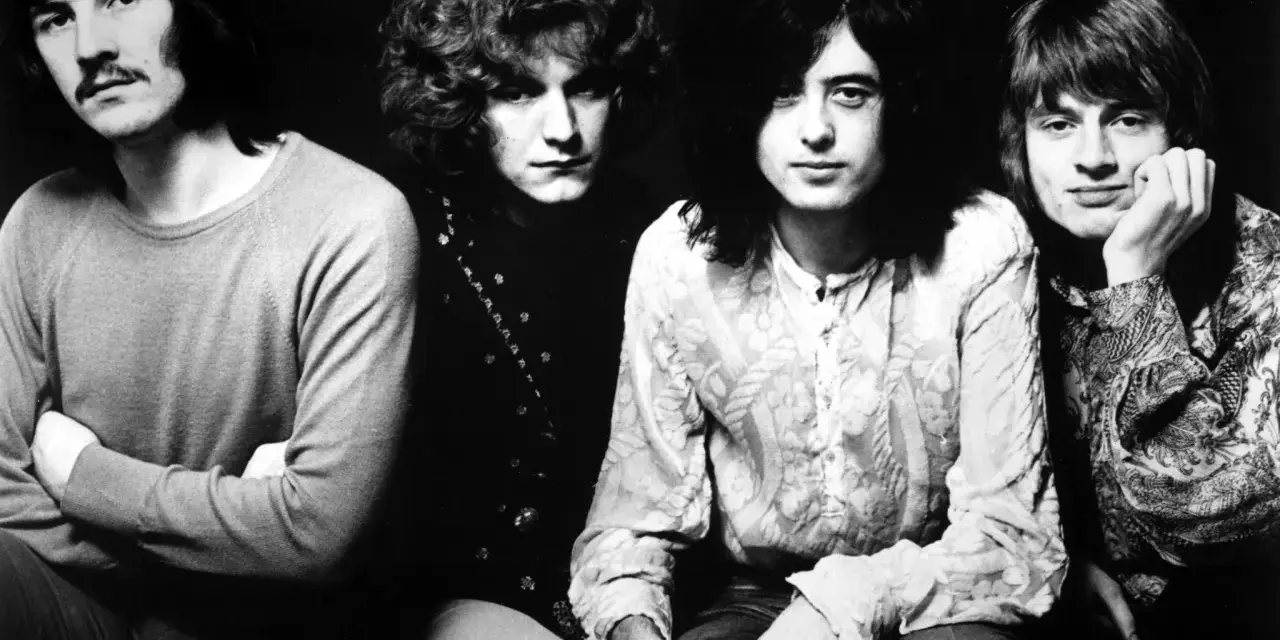 Les membres de Led Zeppelin posent ensemble, quatre légendes du rock prêtes à conquérir le monde.