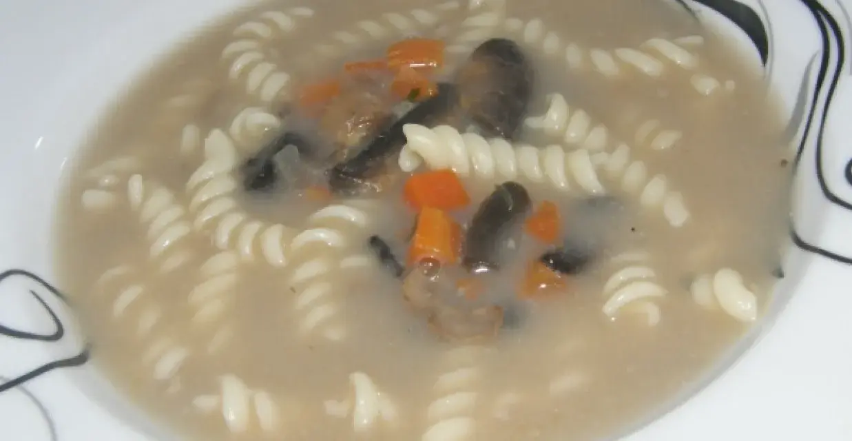 Zupa pieczarkowa z makaronem, przepis babci. Aromatyczna, z kawałkami pieczarek i marchewki, podana z makaronem.
