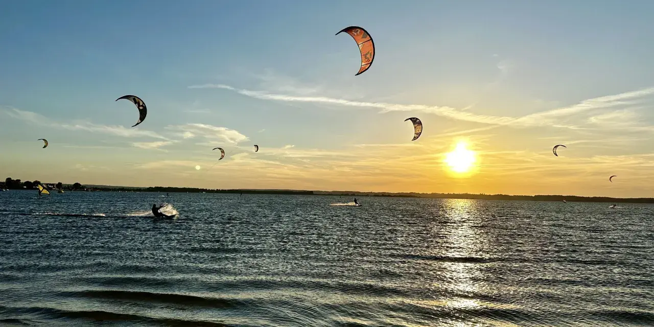 Kitesurfing w Polsce: Hel, jeziora i Bałtyk. Gdzie wieje?