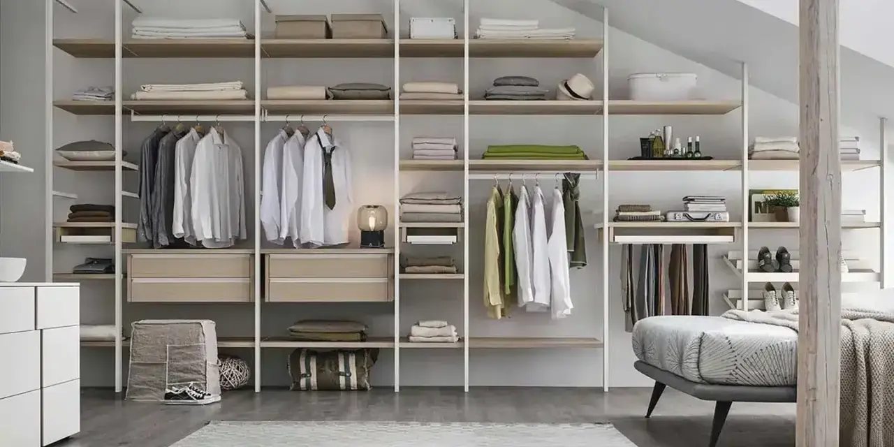 Un'idea per progettare cabina armadio: scaffali a vista con abiti appesi, cassetti e accessori.