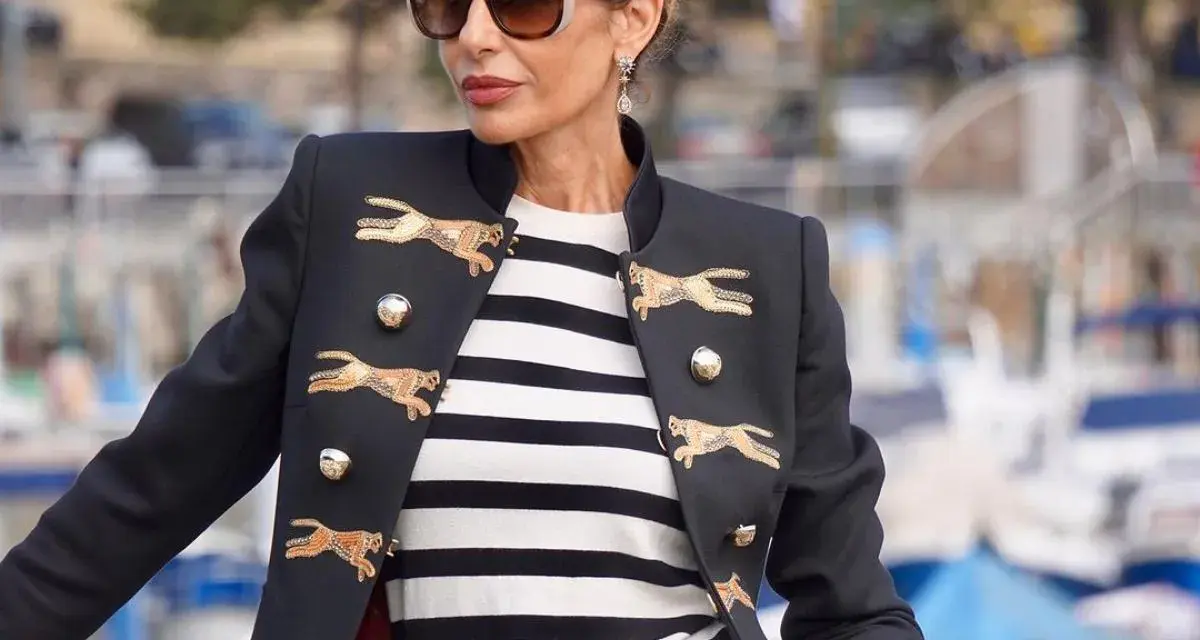 Elegancka kobieta w okularach przeciwsłonecznych i marynarce z motywem gepardów, w stylu francuskim.