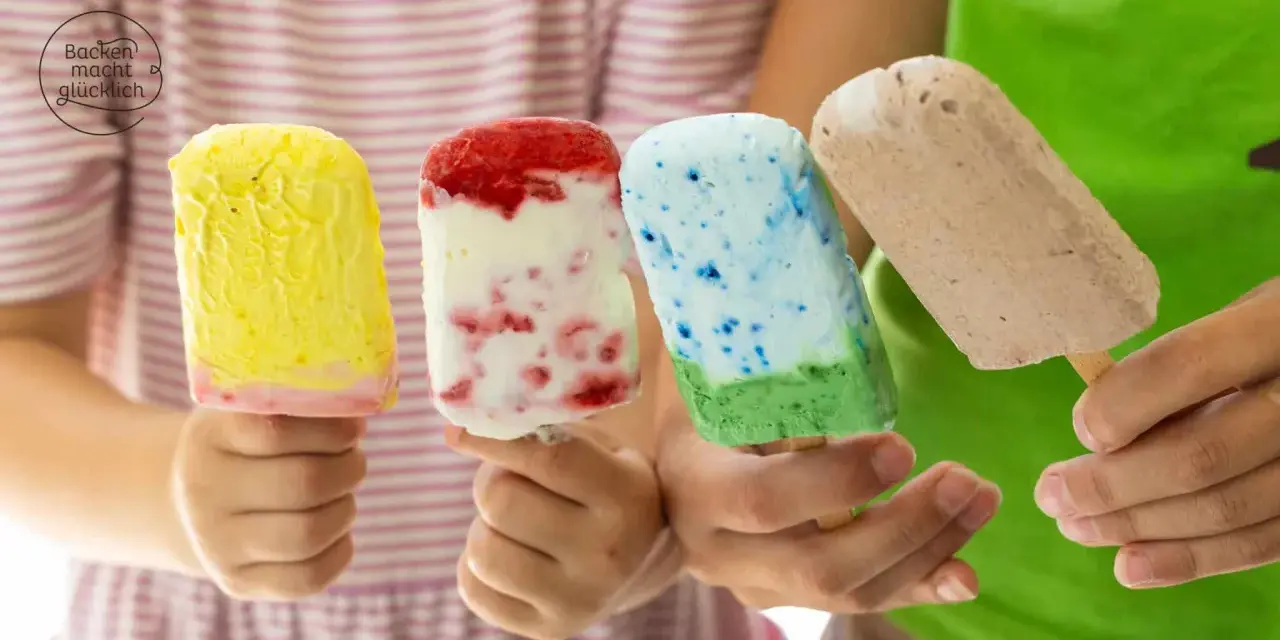 Vier Kinderhände halten bunte Eis am Stiel. Ein gelbes, ein Erdbeer-Vanille, ein blau-grünes und ein Schokoladen-Eis. Perfekt für heiße Tage!