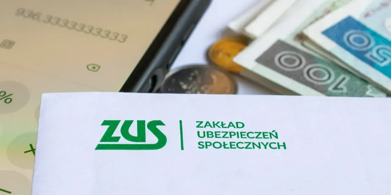 ZUS, pieniądze i kalkulator na ekranie telefonu. Czy ZUS kwalifikuje do renty?