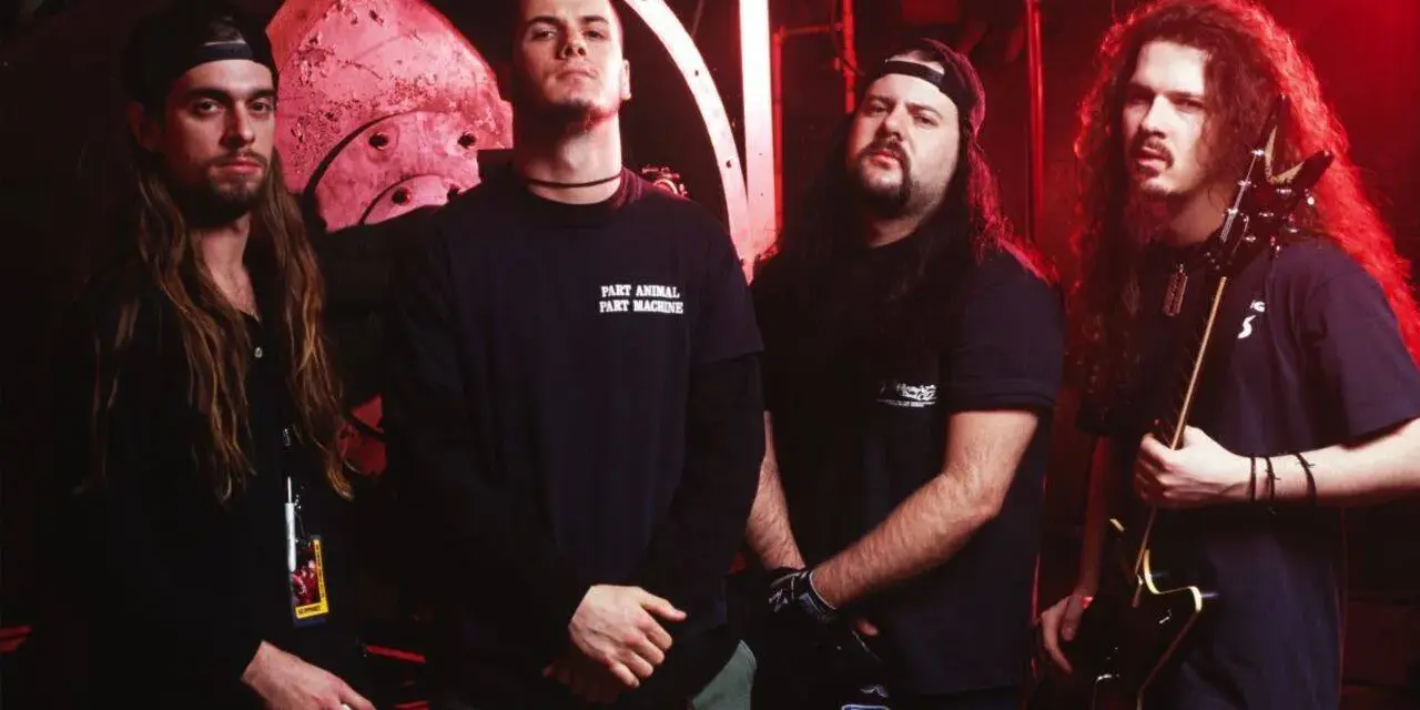 Les membres de Pantera posent ensemble, prêts à faire trembler les murs avec leur musique.
