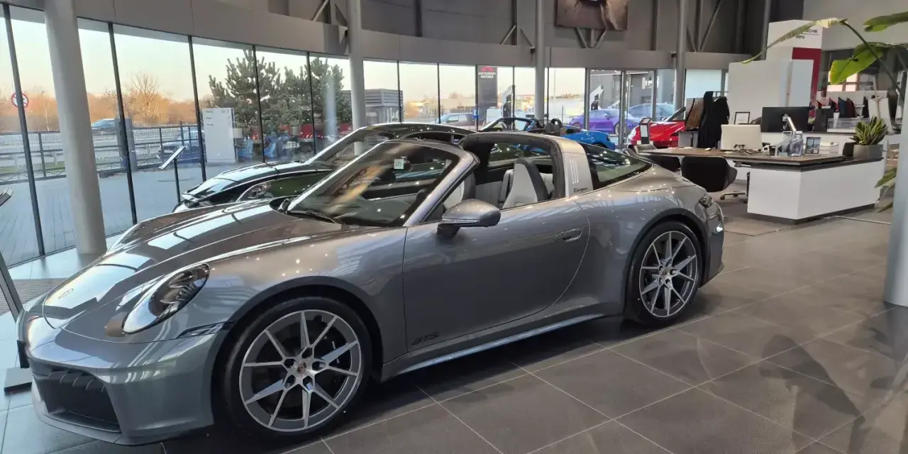 Szary Porsche 911 Targa GTS w salonie. Sprawdź porsche 911 cena i dostępne modele.