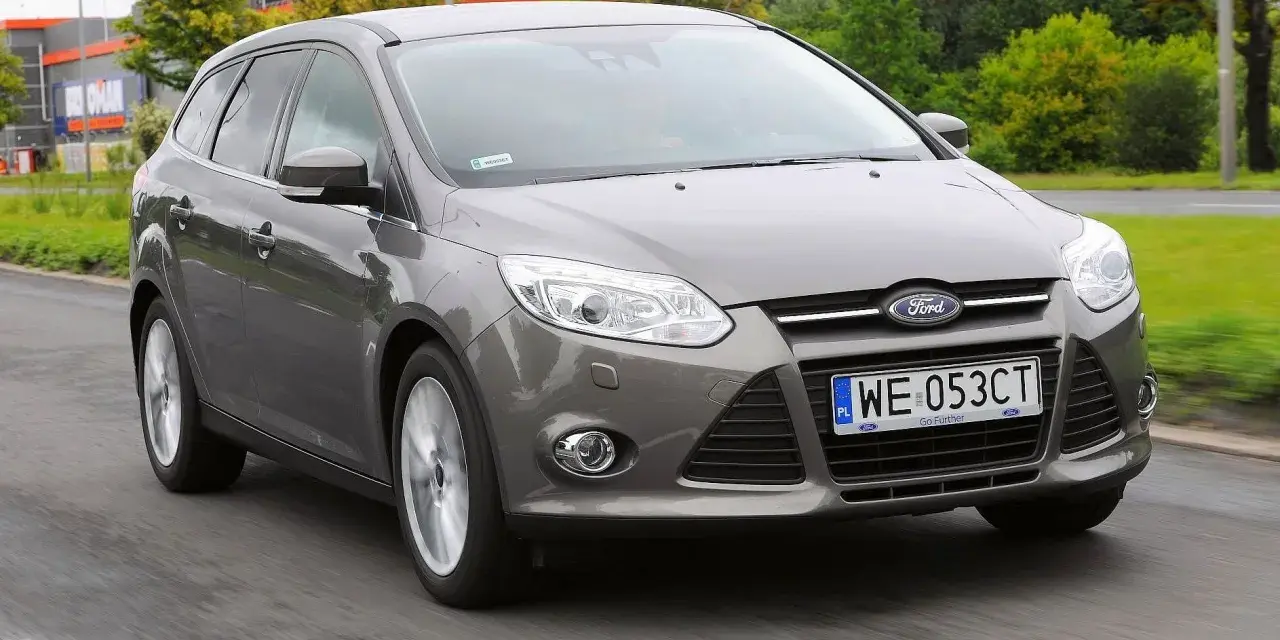 Szary Ford Focus MK3 w ruchu. Wiele osób chwali ten model za komfort i prowadzenie, co potwierdzają liczne ford focus mk3 opinie.