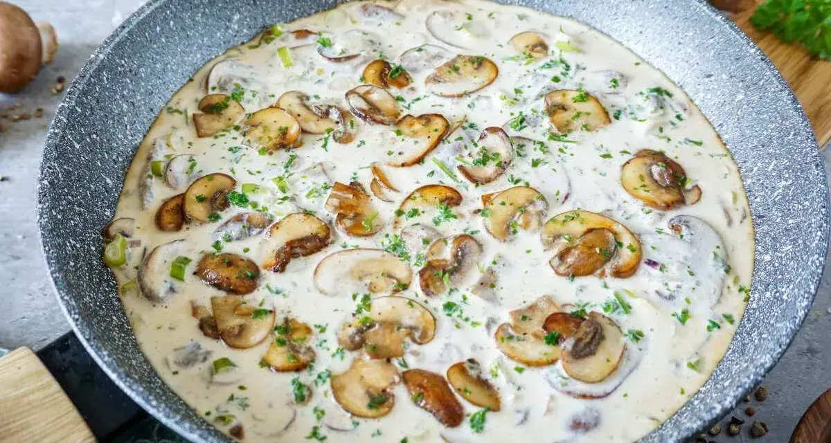 Cremige Champignon Rahmsauce in einer Pfanne, garniert mit frischer Petersilie. Ein köstliches Gericht, das zum Genießen einlädt.