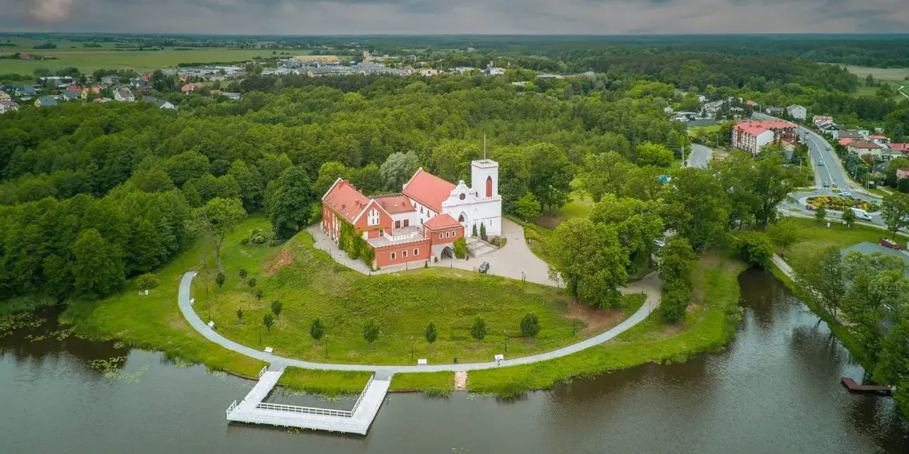 Zamek w Gostyninie, otoczony zielenią Gostynińskiego Parku Krajobrazowego, wznosi się nad jeziorem.