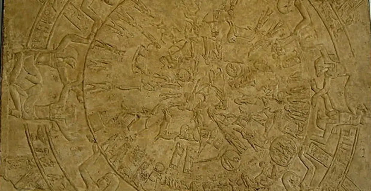 Bas-relief circulaire du zodiaque de Dendérah, représentant des figures mythologiques et des constellations dans un style égyptien ancien.