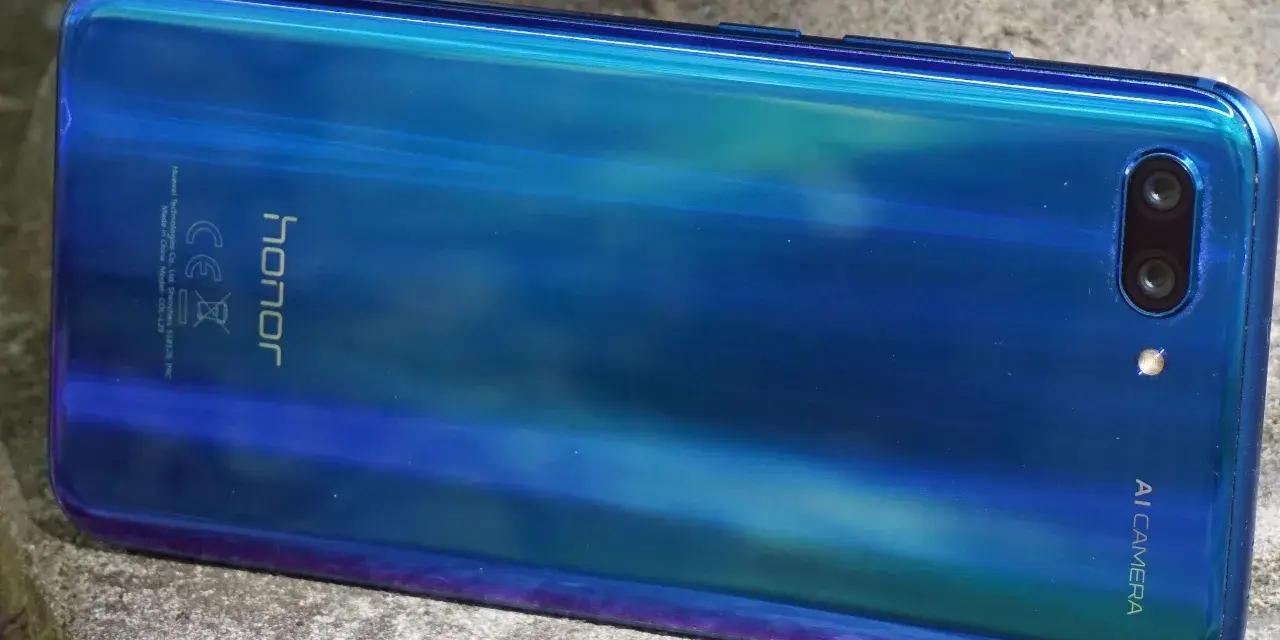 Błękitne etui na telefon Honor 10 z połyskującym gradientem i podwójnym aparatem.