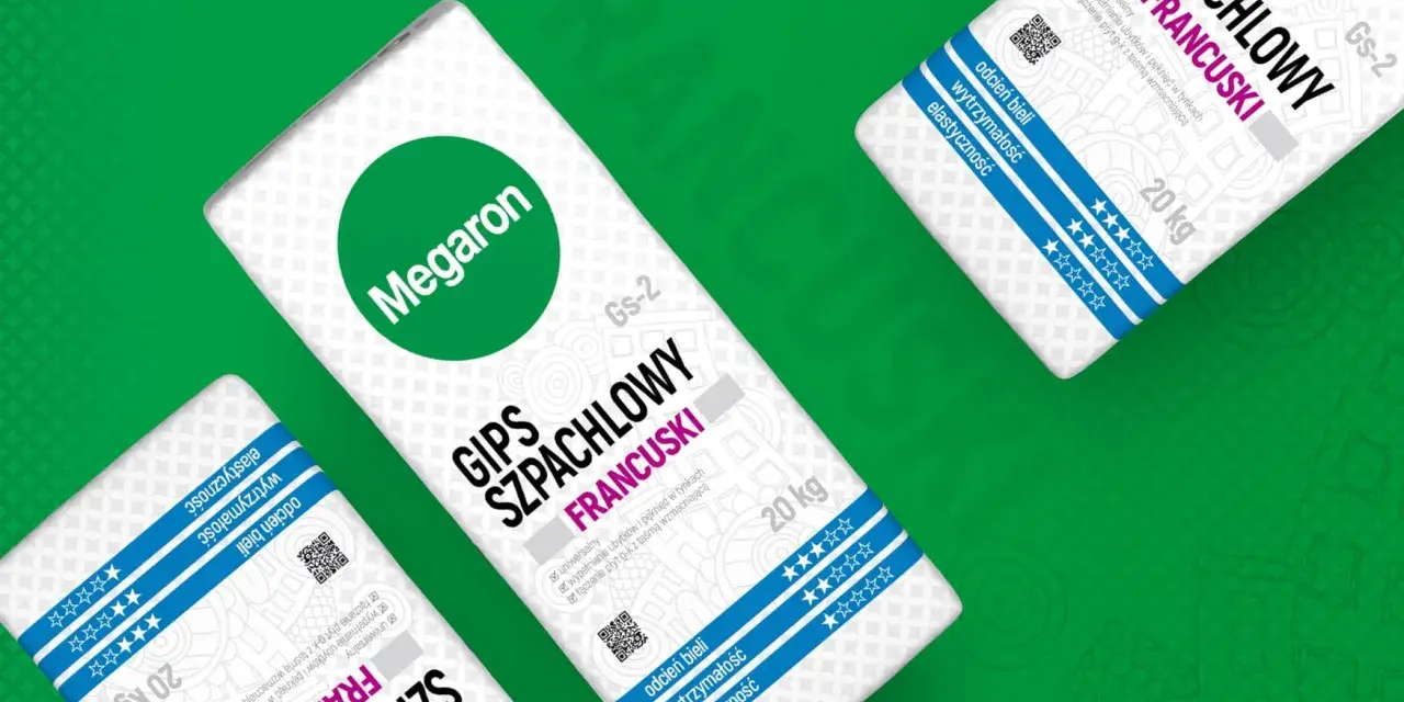 Trzy worki gipsu szpachlowego francuskiego Megaron, każdy po 20 kg, z zielonym logo i niebieskimi pasami.