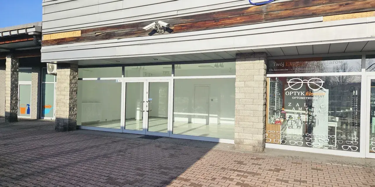 Zastanawiasz się, ile kosztuje wynajęcie lokalu w galerii handlowej? Pusta witryna i sąsiedni optyk dają pewne wskazówki.