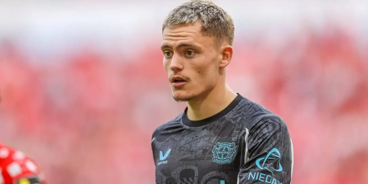 Młody piłkarz Florian Wirtz w koszulce Bayer Leverkusen, skupiony na boisku.