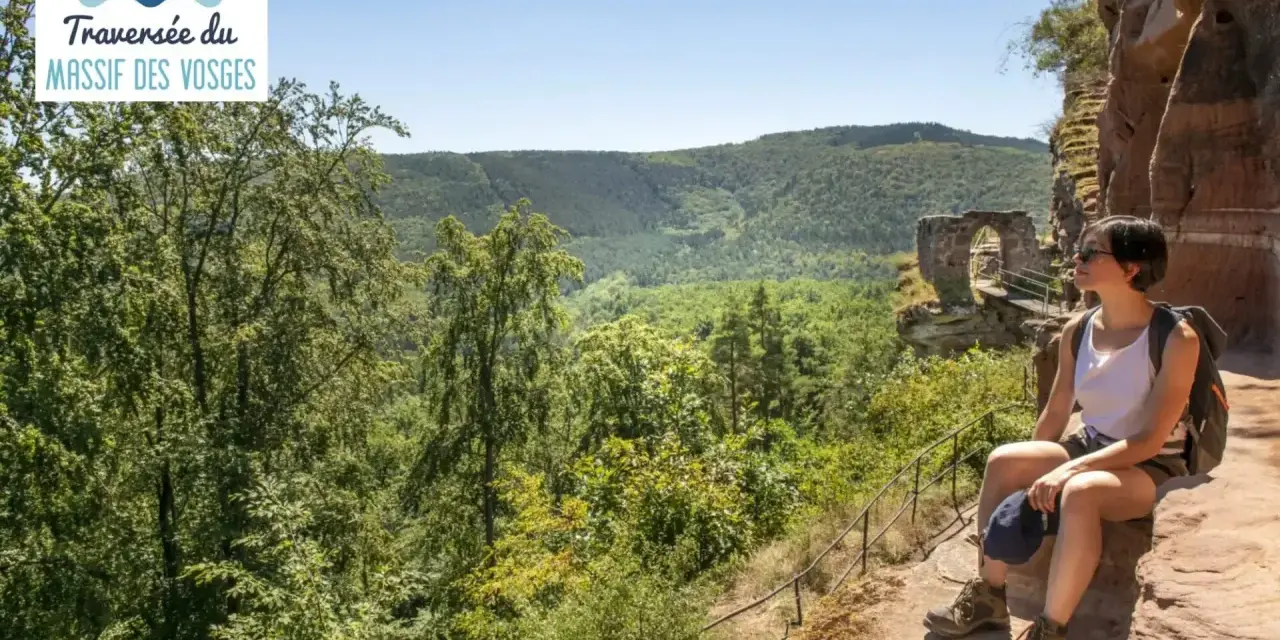 Une randonneuse profite de la vue sur la vallée verdoyante, vestige d'un château, lors de sa traversée du massif des Vosges, gr 53.
