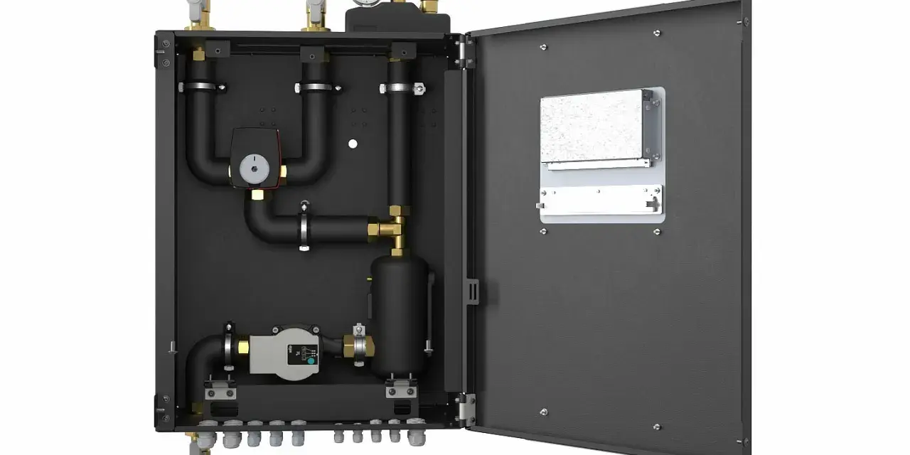 Wnętrze otwartej szafki z systemem rur, pompą, manometrem i zaworami. To zaawansowany hydrobox, gotowy do instalacji.