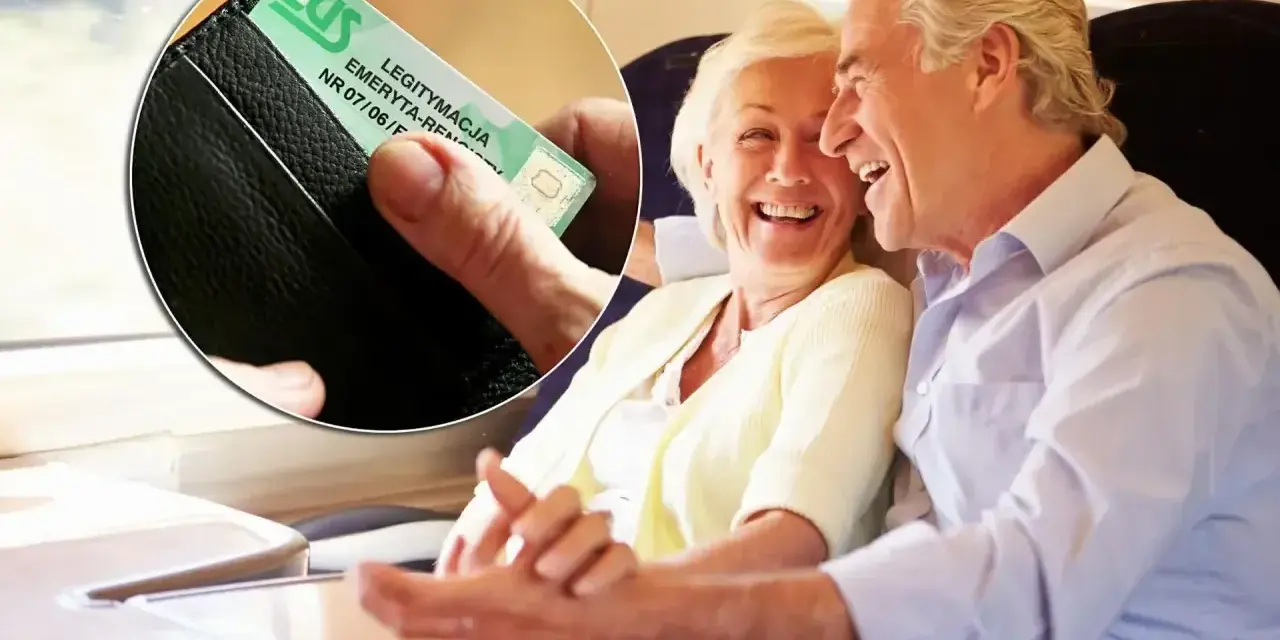Uśmiechnięci seniorzy w pociągu pokazują legitymację ZUS, korzystając z ulg PKP.