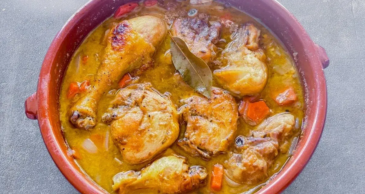 Pollo dorado en salsa amarilla con zanahorias y laurel. ¡La mejor receta de pollo en salsa para disfrutar!
